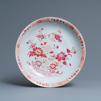 Un plat en porcelaine de Chine famille rose à décor floral, Qianlong