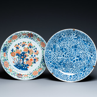 Un plat en porcelaine de Chine famille verte et un en bleu et blanc, Kangxi