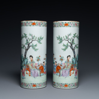 Een paar Chinese famille rose hoedensteunen, 'Lin zhi cheng xiang' merk, Republiek