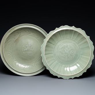 Deux plats en porcelaine de Chine céladon de Longquan à décor incisé, Ming