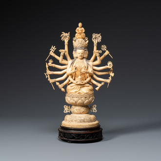 Une grande figure d'Avalokitesvare en ivoire sculpté, Chine, 19ème