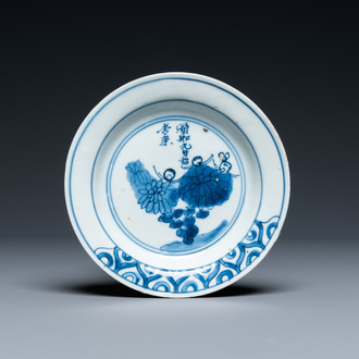 Une coupe en porcelaine de Chine en bleu et blanc à décor de chrysanthèmes et d'un poème, marque et époque de Tianqi