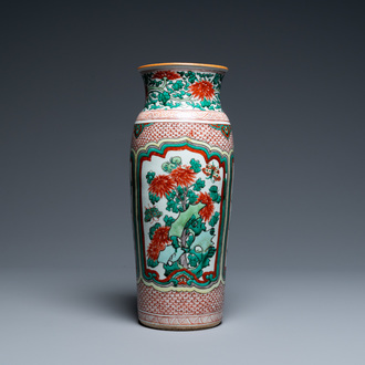 Un vase en porcelaine de Chine wucai figurant des panneaux floraux, époque Transition