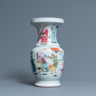 Un vase en porcelaine de Chine famille rose à décor de cavaliers, Yongzheng