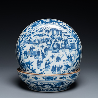 Une boîte couverte en porcelaine de Chine en bleu et blanc à décor des 'cent garçons', marque et époque de Wanli
