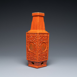 Een Chinese monochrome koraalrode vaas, 19/20e eeuw