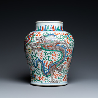 Un vase en porcelaine de Chine wucai à décor de dragons, époque Transition