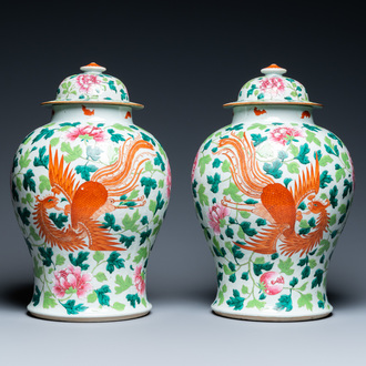 Une paire de vases couverts en porcelaine de Chine famille rose à décor d'un dragon et d'un phénix, 19ème