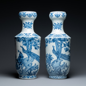 Une paire de vases en porcelaine de Chine en bleu et blanc, marque de Qianlong, 20ème