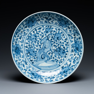 Un plat en porcelaine de Chine en bleu et blanc à décor d'un rocher, Ming