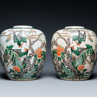 Een paar Chinese famille verte potten met craquelé fond, 19e eeuw
