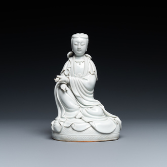 Een Chinese Dehua blanc de Chine figuur van Guanyin, 19/20e eeuw