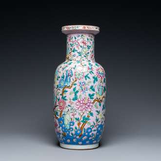 Un vase de forme rouleau en porcelaine de Chine famille rose à fond rose claire, 19ème