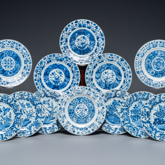 Douze assiettes en porcelaine de Chine en bleu et blanc, Kangxi