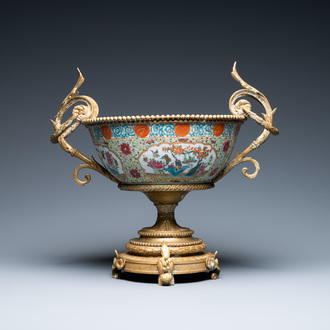 Un bol en porcelaine de Chine famille rose à monture en bronze doré, 19ème