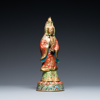 Une figure de Guanyin en émaux champlevés et cuivre doré, Chine, Qing