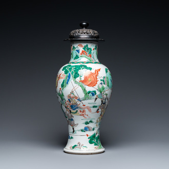 Un vase en porcelaine de Chine famille verte à décor d'une scène guerrière, 19ème