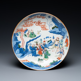 Un plat en porcelaine de Chine wucai à décor d'immortels, 19ème