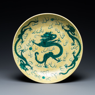 Un plat en porcelaine de Chine famille verte à décor de dragons sur fond jaune, probablement Qianlong