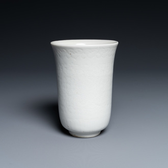 Une tasse en porcelaine de Chine blanc monochrome à décor anhua de pivoines, marque de Xuande, Kangxi