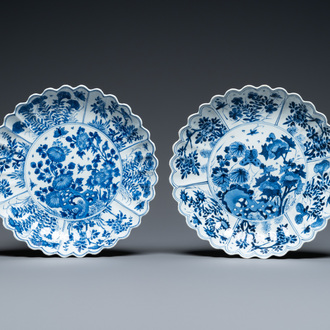 Een paar Chinese gelobde blauw-witte schotels met vlinders, Kangxi