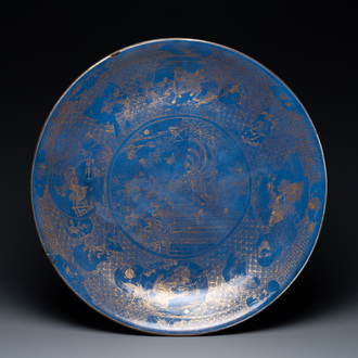 Een grote Chinese poederblauwe schotel met verguld decor, Kangxi