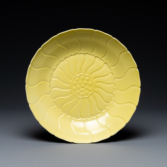 Un plat en forme de lotus en porcelaine de Chine en jaune monochrome, République
