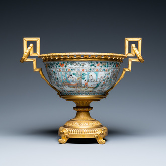 Un bol en porcelaine de Chine famille verte de Canton à monture en bronze doré, 19ème