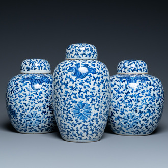 Trois pots couverts en porcelaine de Chine en bleu et blanc à décor de rinceaux floraux, 19ème
