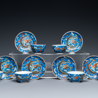 Six tasses et soucoupes en porcelaine de Chine à décor de dragons sur fond bleu, 19ème