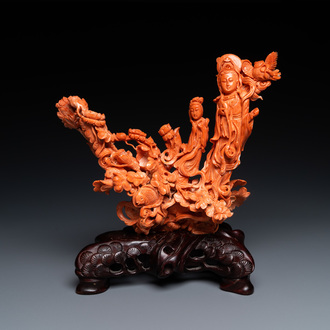 Un groupe figurant Guanyin et une servante en corail rouge sculpté, Chine, 19/20ème