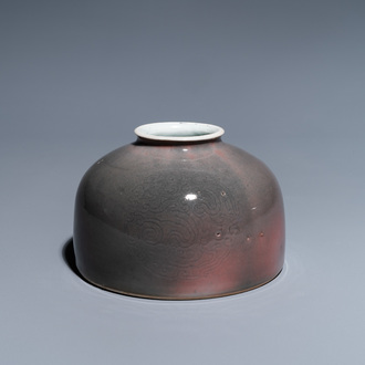 Un pot à eau en porcelaine de Chine à émail 'fleur de pêcher', marque de Kangxi, 19/20ème