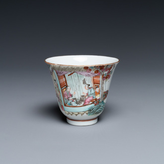 Une tasse à vin en porcelaine de Chine famille rose, marque de Qianlong, République