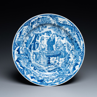 Un plat en porcelaine de Chine en bleu et blanc à décor de musiciens, Kangxi