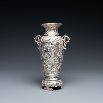 Een Chinese zilveren vaas met 'Fu' karakter, 19/20e eeuw