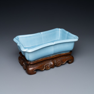 Une jardinière en porcelaine de Chine bleu de lavande monochrome sur socle en bois sculpté, marque de Yongzheng, République