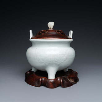 A large Chinese blanc de Chine censer with jade-topped wooden lid and stand, 18/19th C.