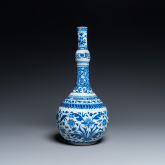 Een Chinese blauw-witte flesvormige vaas in Transitie-stijl, Kangxi