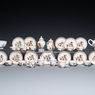 Un service à thé miniature de 32 pièces en porcelaine de Chine en bleu, blanc et rouge de fer, Qianlong