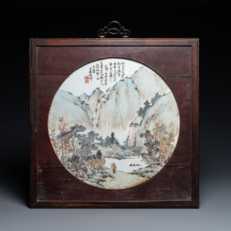 Een ronde Chinese qianjiang cai plaquette met een landschap, gesign. Wang Shao Wei, 19e eeuw