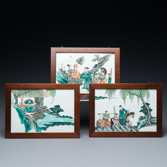 Trois plaques de forme rectangulaire en porcelaine de Chine famille verte, 19ème