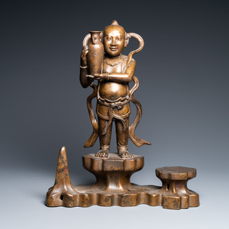 Een grote Chinese bronzen figuur van één van de Hoho broers met een vaas in de hand, Qing