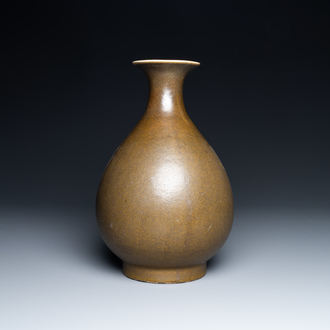Un vase de forme 'yuhuchunping' en porcelaine de Chine 'teadust' monochrome, marque et époque de Guangxu