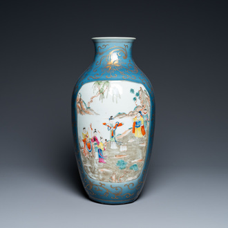 Un vase en porcelaine de Chine famille rose à fond bleu rehaussé d'or, 18/19ème
