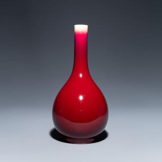 Un vase de forme bouteille en porcelaine de Chine à émail flambé, Qianlong