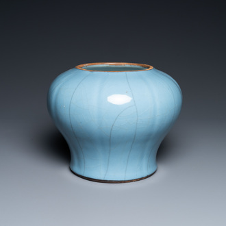 Un vase en porcelaine de Chine bleu de lavande monochrome, Qianlong