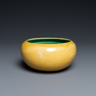 Un bol à offrandes en porcelaine de Chine jaune monochrome à intérieur en vert, Kangxi