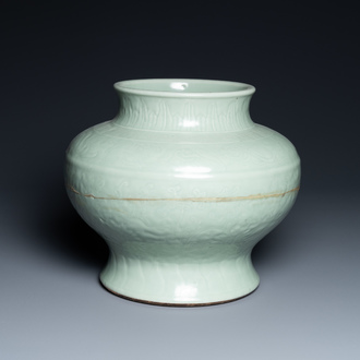 Un vase en porcelaine de Chine céladon monochrome à décor floral, marque de Chenghua, Kangxi
