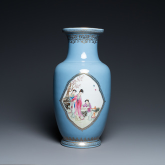 Un vase en porcelaine de Chine famille rose à fond bleu de lavande, marque de Qianlong, République