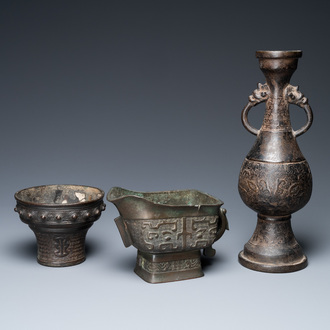 Un brûle-parfumn, une verseuse et un vase en bronze, Chine, Ming/Qing